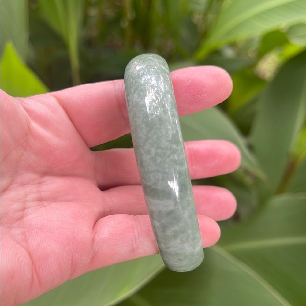 Elegant Green Jade Jadeite Bangle Bracelet NWOT 61mm - Picture 5 of 16